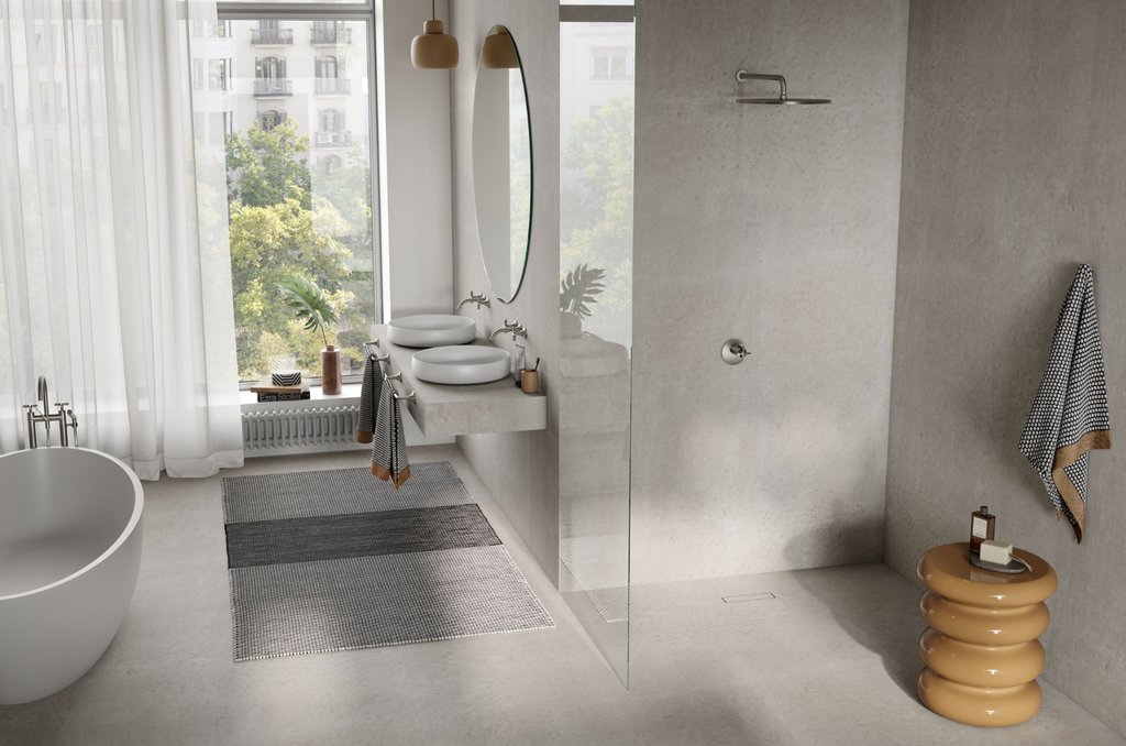 Badezimmer mit fugenloser Bodengestaltung bis in den Duschbereich