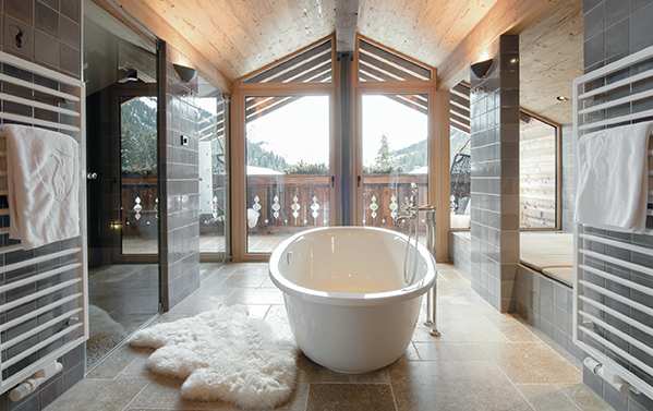 Baden mit Alpenblick im privaten Chalet:Moderne Badarchitektur mit ... Baden mit Alpenblick im privaten Chalet:Moderne Badarchitektur mit ...