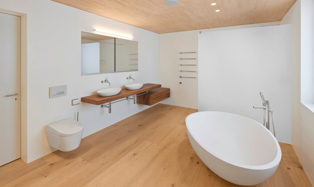 Fußschmeichler im Badezimmer Helles Holz vermittel eine warme Optik.