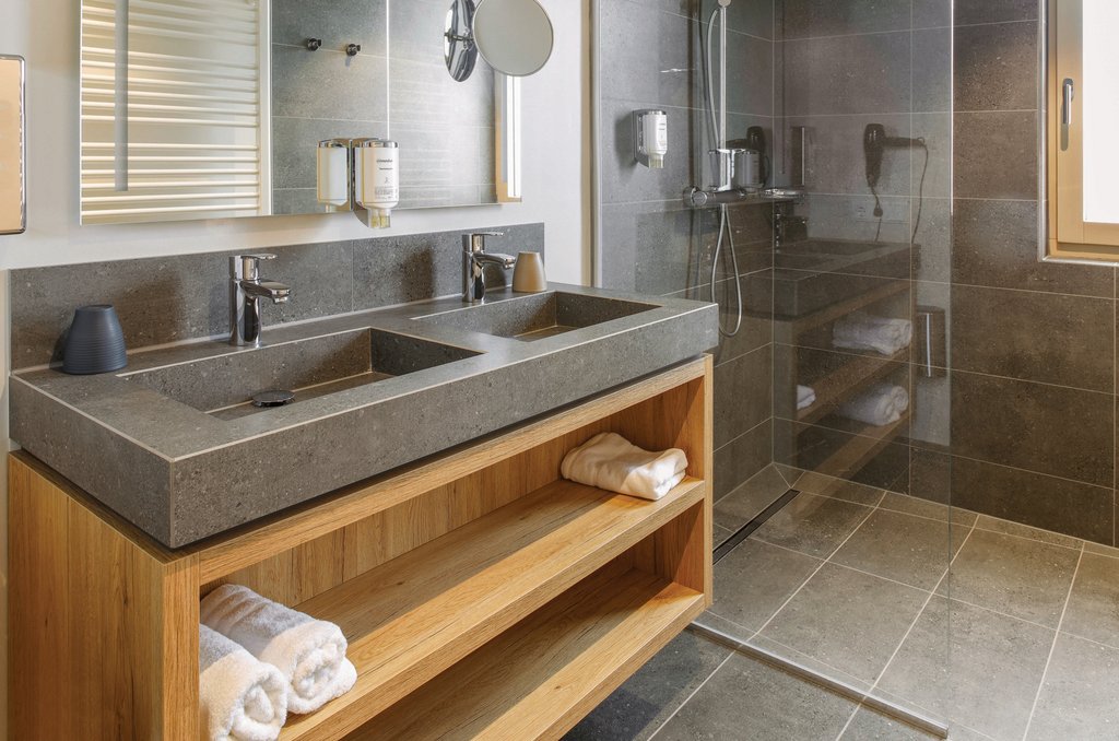 Badezimmer Sonnenhotel Weingut Römmert mit Waschbecken von Agrob Buchtal Badezimmer Sonnenhotel Weingut Römmert mit Waschbecken von Agrob Buchtal