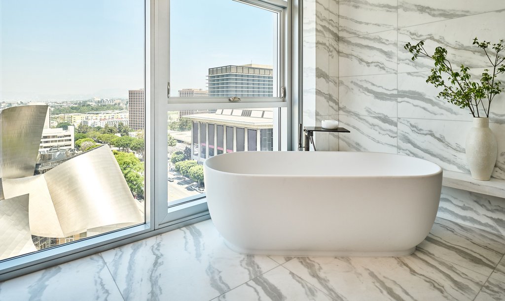 Badewanne mit Panoramablick im Badezimmer des The Conrad in Los Angeles mit Armaturen von Axor in Brushed Black Chrome