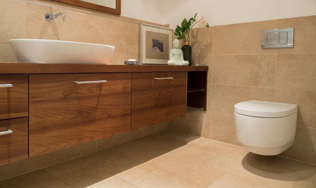 Badezimmer mit Dusch-WC Aqua­Clean Mera Clas­sic von Geberit