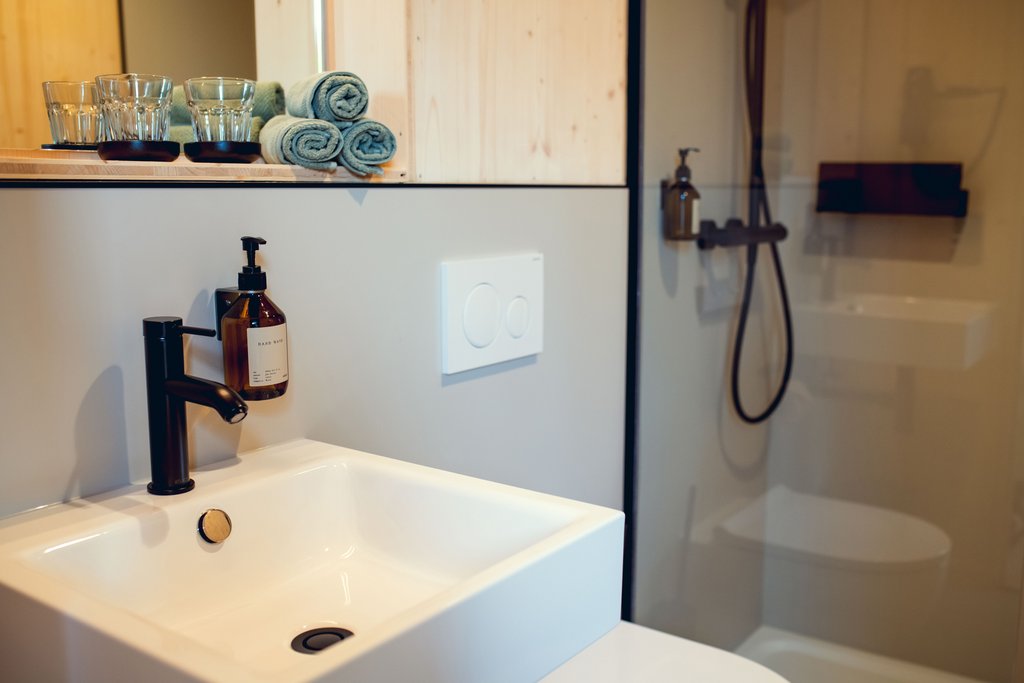 Badezimmer im mlab.relax Ferienhaus in der Eifel mit Keuco-Armatur