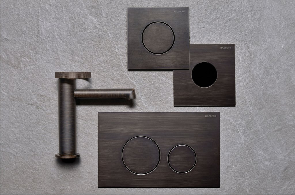 Die WC-Betätigungsplatte Sigma40 von Geberit lässt sich an die Oberflächen von Drittanbietern anpassen.