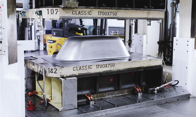 Bathtub Press 1.200 Tonnen Druck erzeugen die Form
