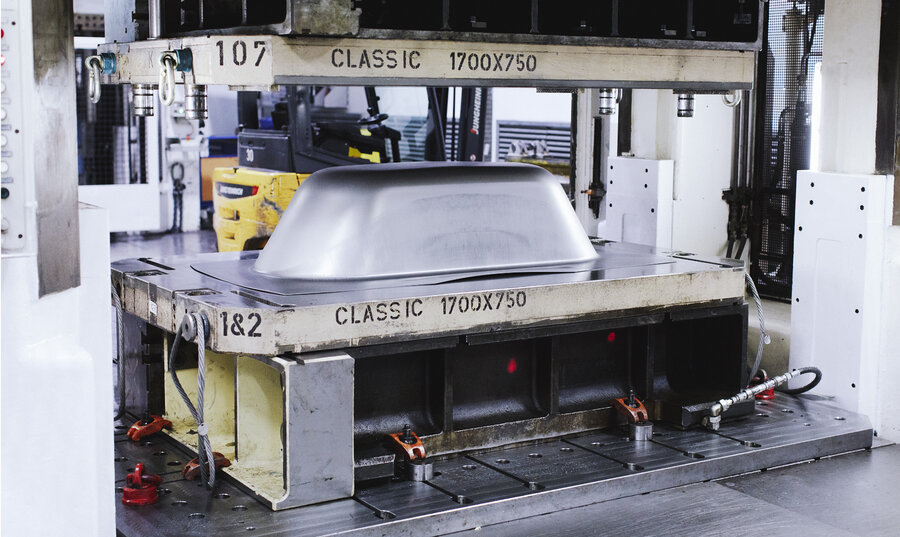 Bathtub Press 1.200 Tonnen Druck erzeugen die Form