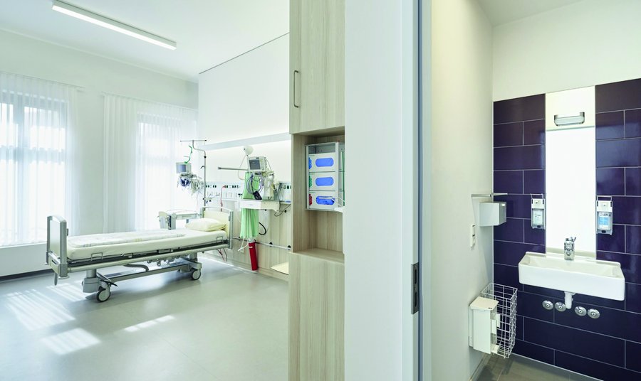 Patientenbad im Potsdamer St. Josefs-Krankenhaus mit Produkten von Ideal Standard