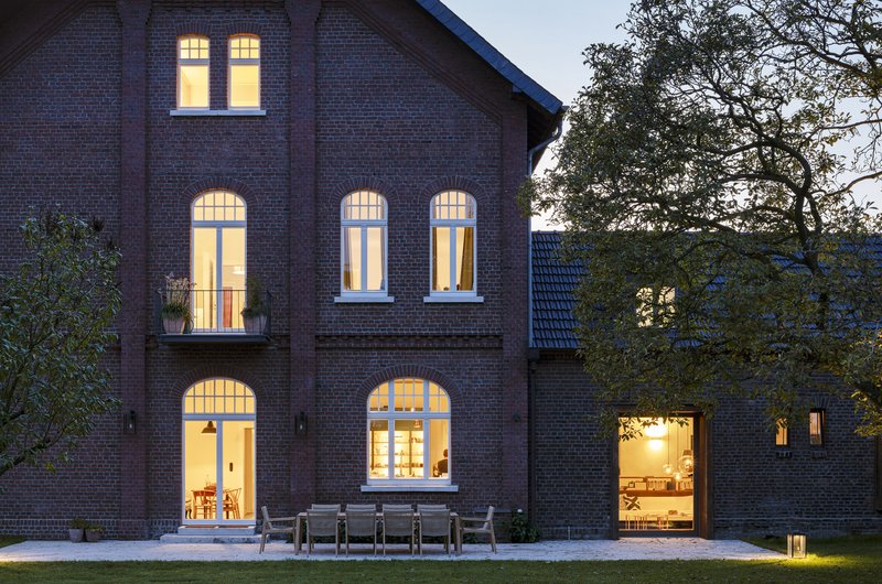 Hauptgebäude des restaurierten Hofs am Niederrhein Hauptgebäude des restaurierten Hofs am Niederrhein