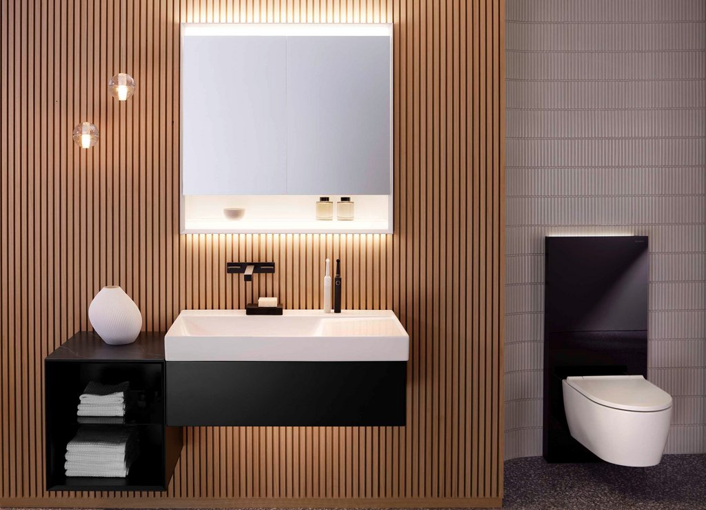 Synchronisiertes Lichtkonzept von Geberit mit Spiegelschrank ONE, Sanitärmodul Monolith Plus und Unterbauleuchte des Waschtischunterschranks