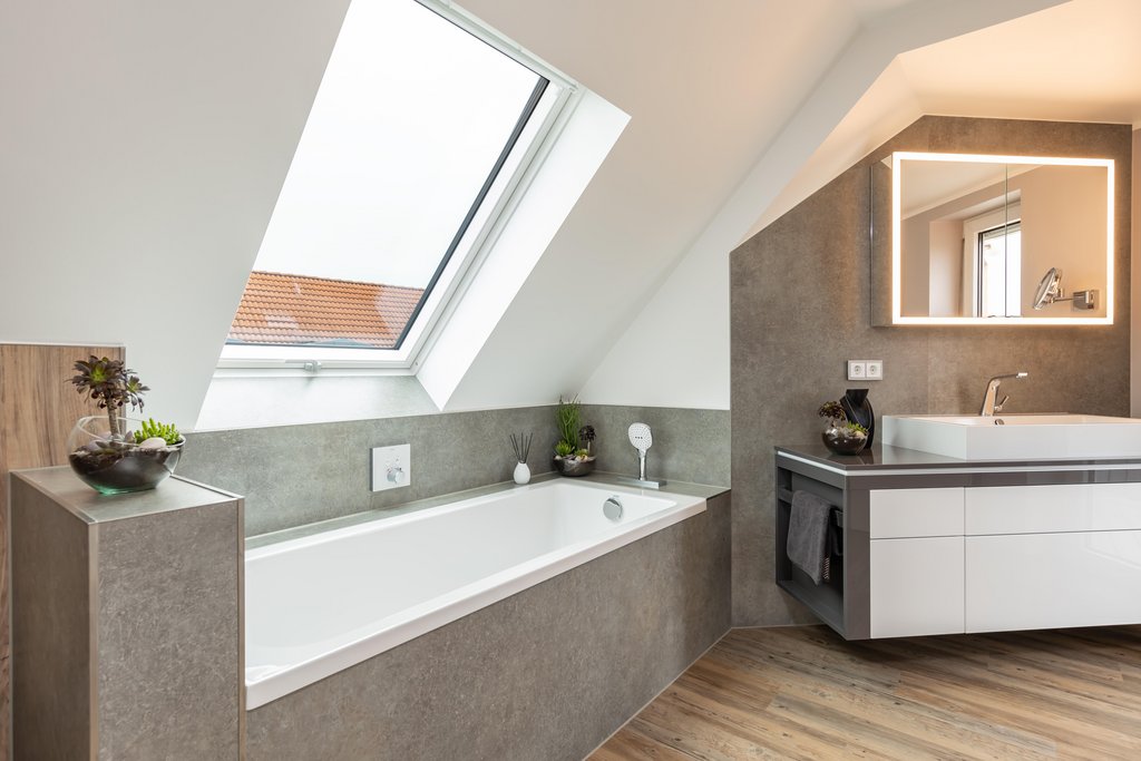 Wandboards SpaStyling von Resopal in den Dekoren Mississippi Pine und Empire Slate