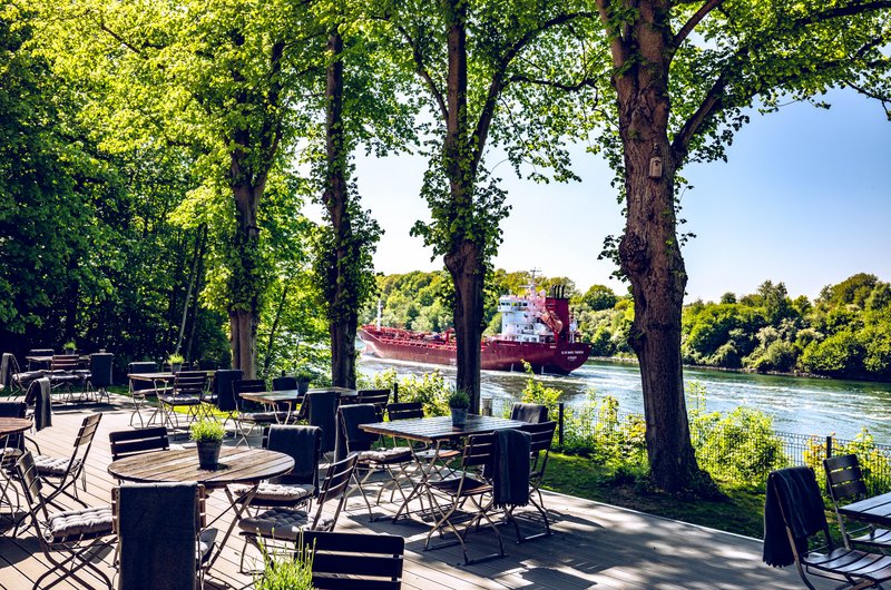 Biergarten des Restaurants Margaretental direkt am Nord-Ostsee-Kanal