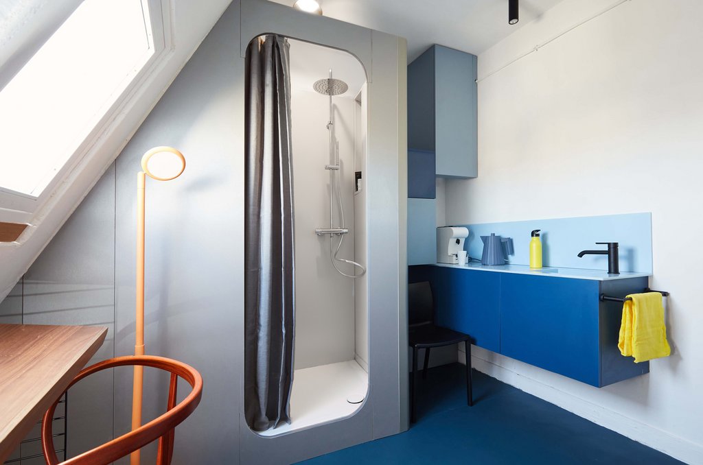 Duschkapsel im Chambre de Bonne