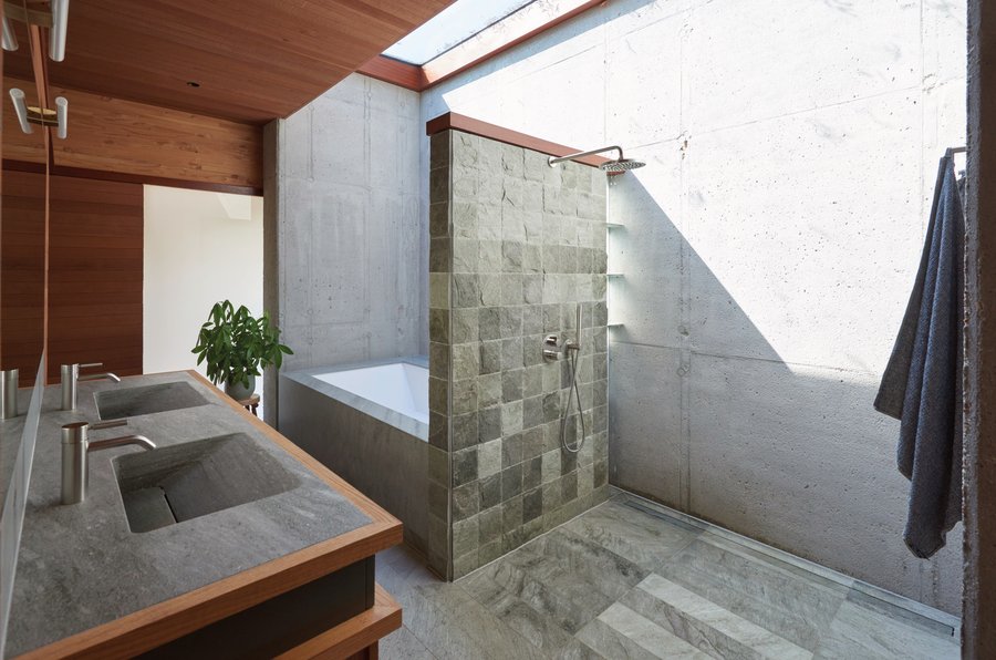 Duschbereich der Triesch-Residenz, entworfen von Ray Kappe