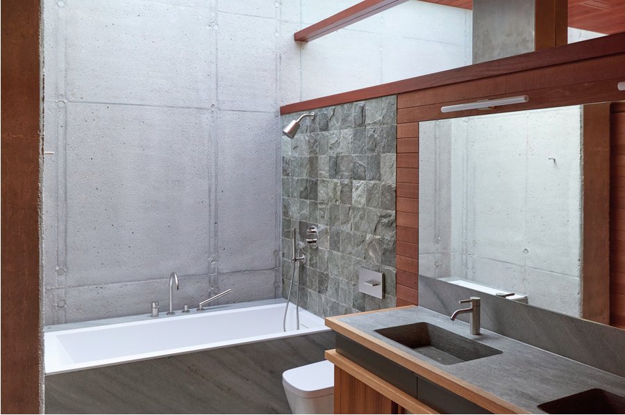 Badewanne mit Kopfbrause in der Triesch-Residenz, entworfen von Ray Kappe