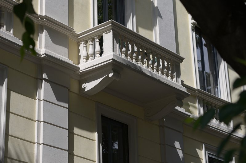 Balkon des Mai­län­der Apart­ments von Ros­setto