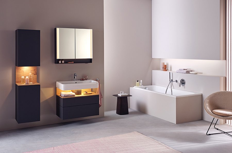 Offene Fächer der Qatego-Serie von Duravit mit Beleuchtung