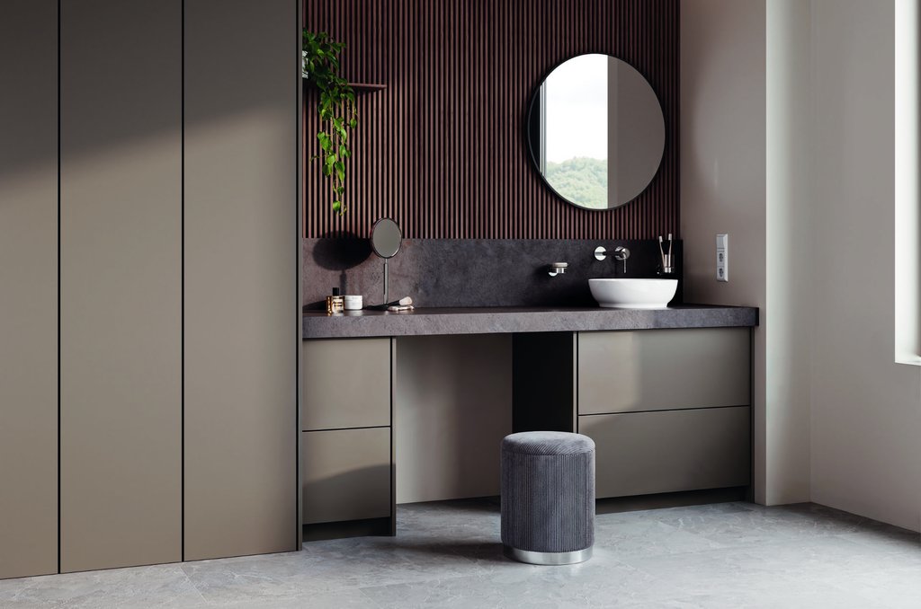 Badezimmer mit Armatur und Waschtisch der Serie Essence von Grohe