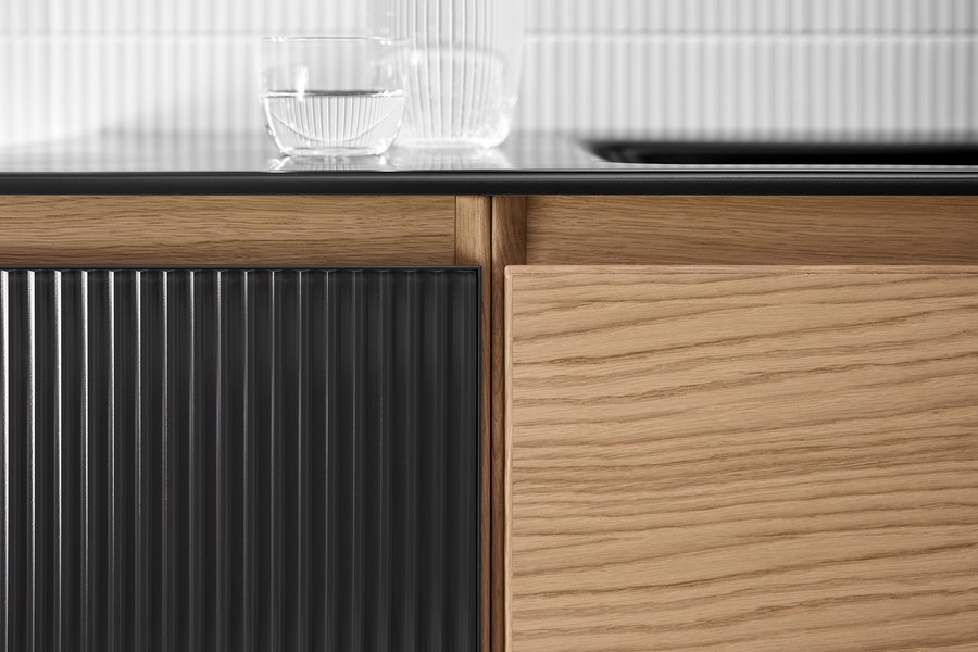 Accura von burgbad in Eiche Furnier auf Gehrung gearbeitet