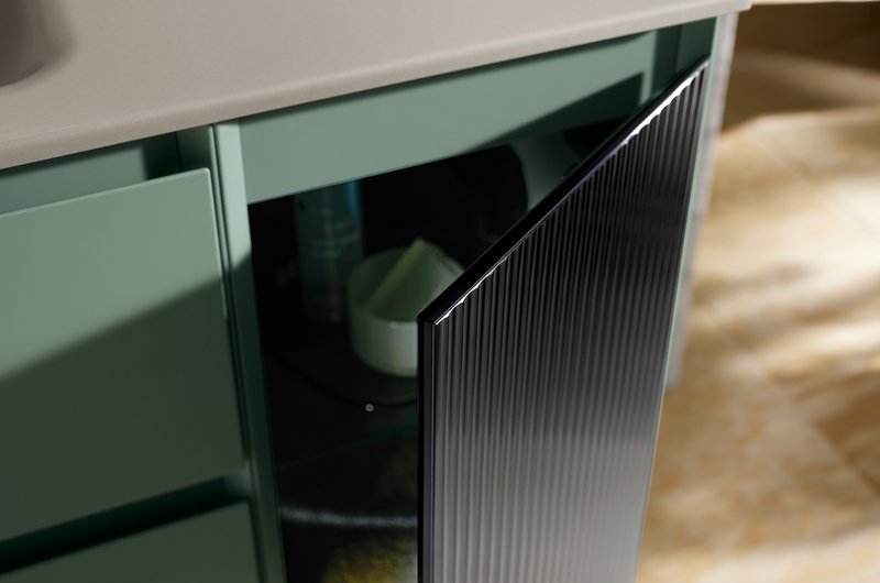 Accura von burgbad mit dunkelgrauer Rillenglastür