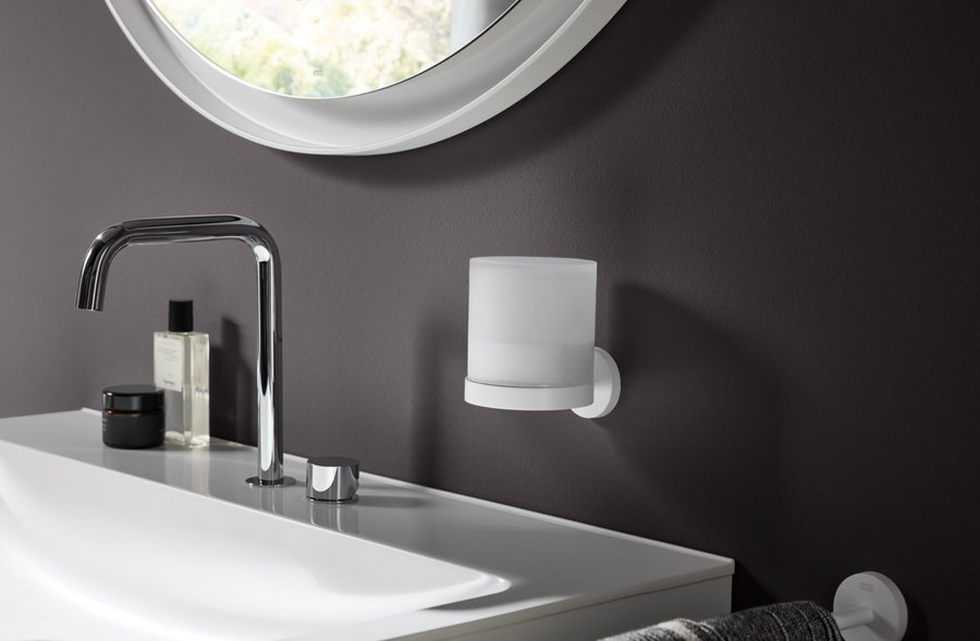 Seifenspender von emco Bad mit zylindrischer Form in Weiß