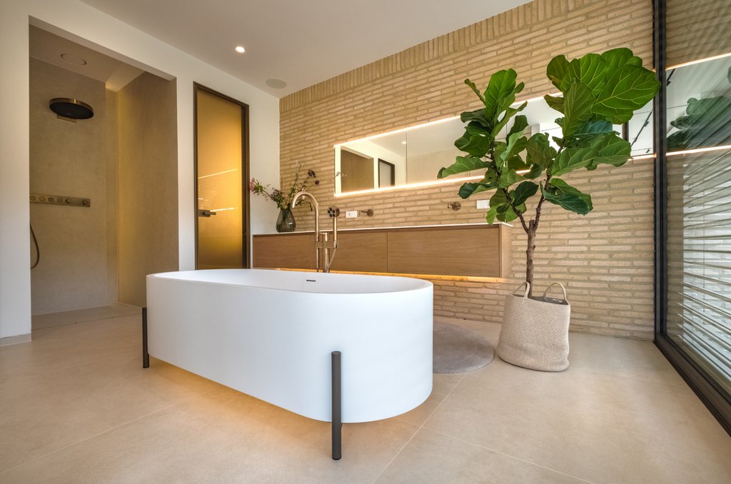 Badezimmer mit Badewanne im Bungalow von Franziska Kanani