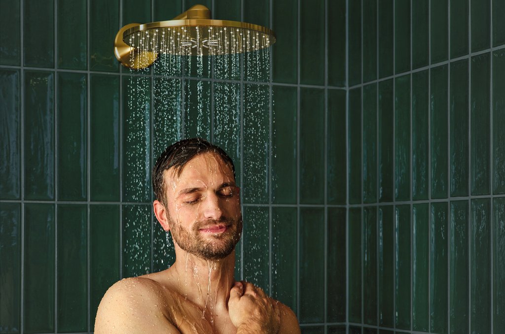 Duschen unter der 310 Millimeter breiten Kopfbrause von Grohe