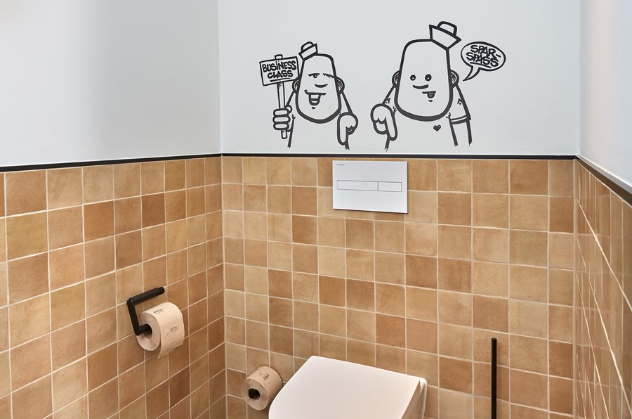 Toilette im Artroom von Keuco im Gasthaus Villa Viva Hamburg