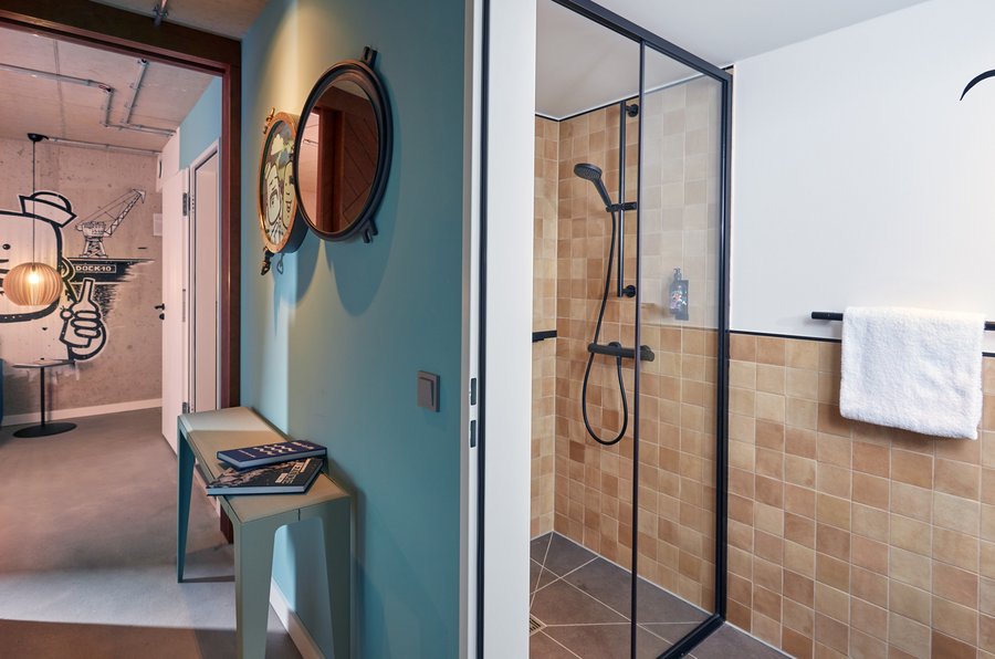 Badezimmer im Artroom von Keuco im Gasthaus Villa Viva Hamburg