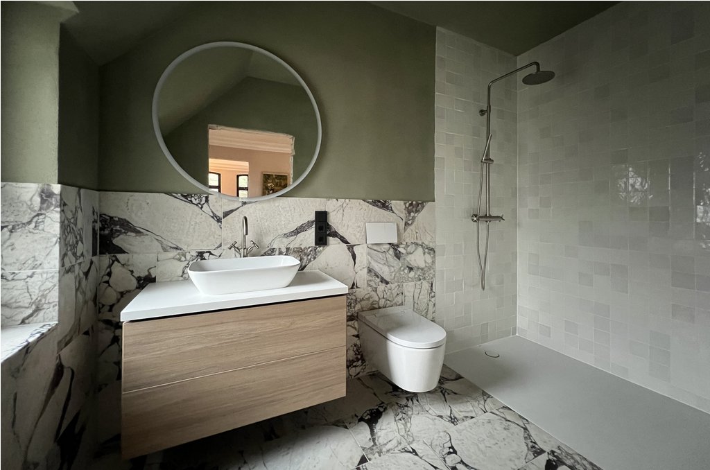 Gästebad der Künstlervilla in Worpswede der Familie Qadir mit Produkten von Geberit