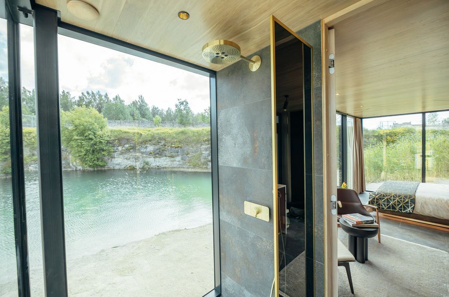Duschbereich des "Golden House" von Studio ÖÖD House mit Produkten von AXOR