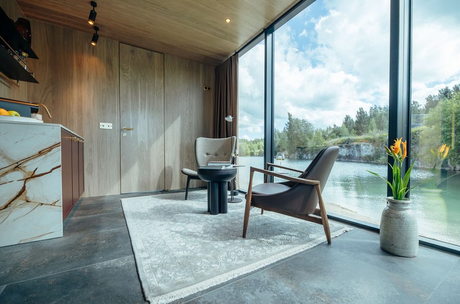 Wohnbereich des "Golden House" von Studio ÖÖD House mit 2 Sesseln