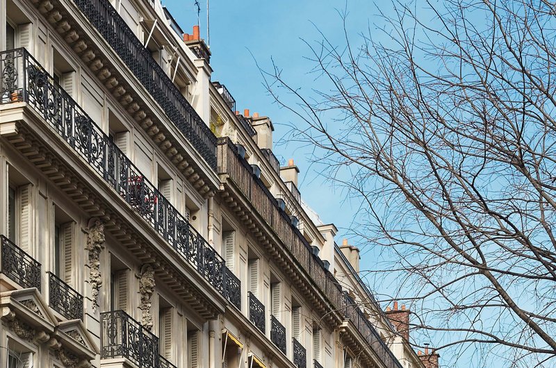 Häuserfassade im Gare du Nord Paris