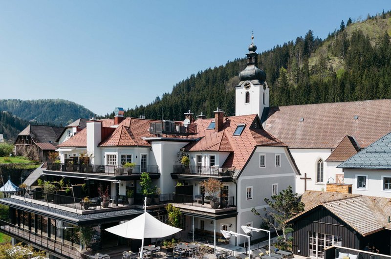 Das Refugium Lunz zwischen der Pfarrkirche und dem Fluss Ybbs