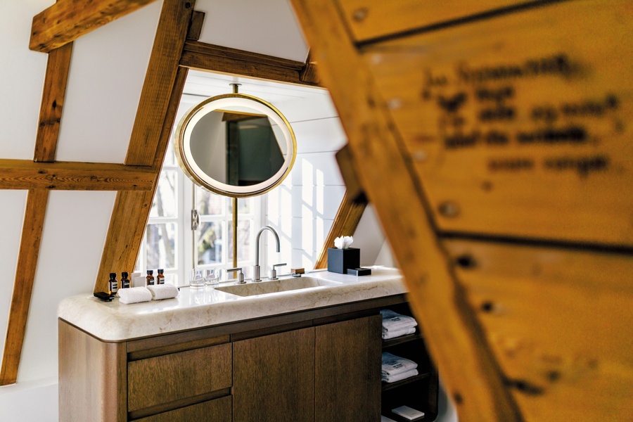 Badezimmer im Dachgeschoss des The Dylan Amsterdam