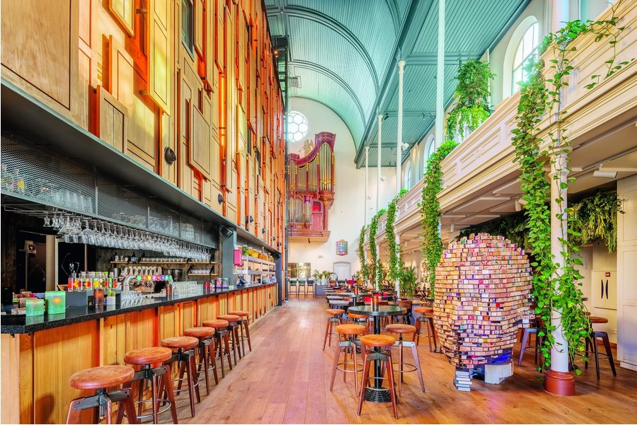 Bar mit alter Kirchenorgel im BUNK Hotel Utrecht