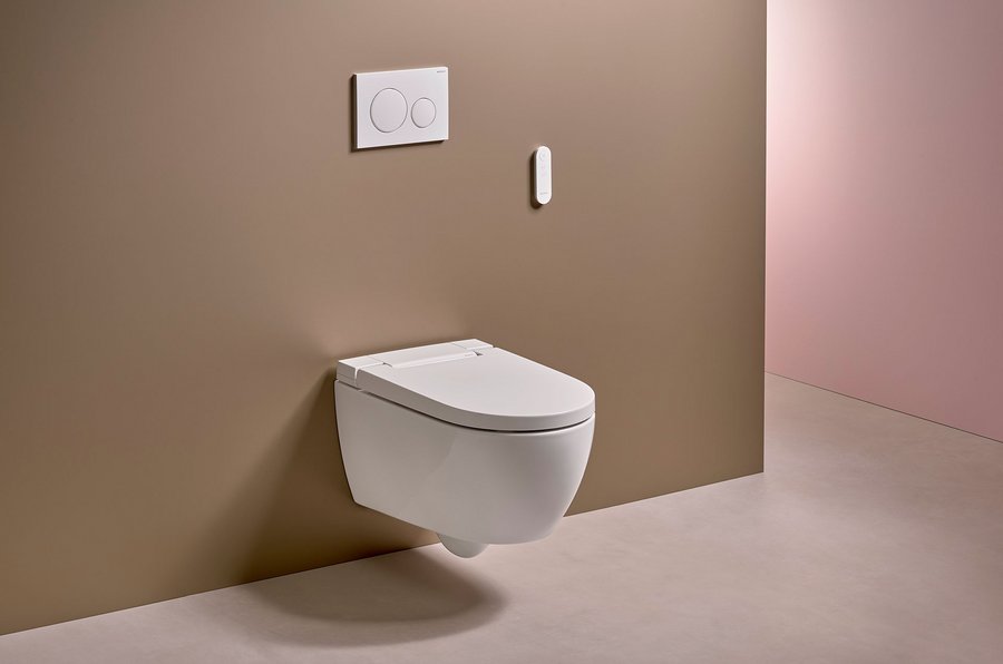 WC-Sitz, WC aus Sanitärkeramik und Betätigungsplatte sind bei Geberit farblich genau aufeinander abgestimmt