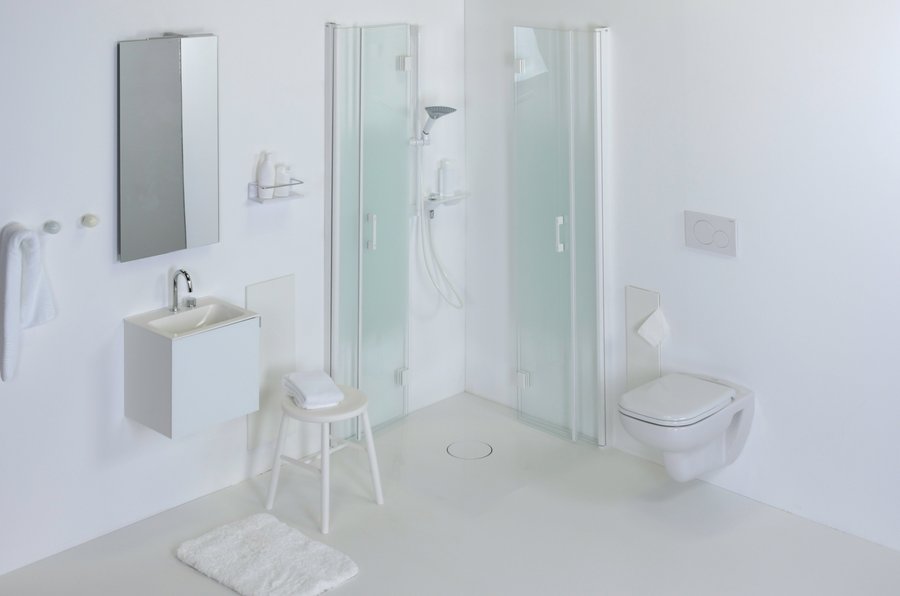 Weiss ist im Badezimmer vorherrschend - an Wand und Boden sowie bei den Produkten