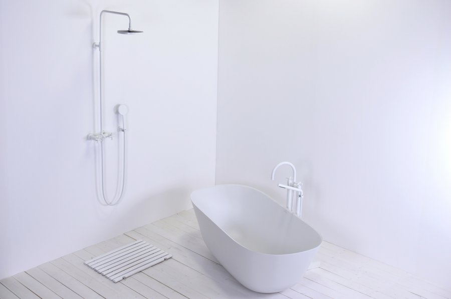 Weiss ist im Badezimmer vorherrschend - an Wand und Boden sowie bei den Produkten