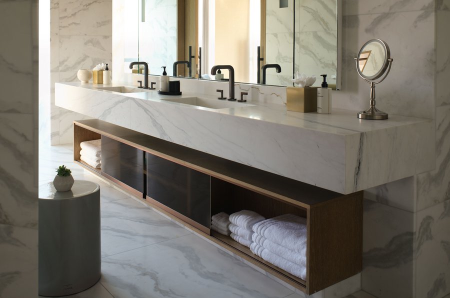 Waschplatz im Badezimmer des The Conrad in Los Angeles mit Armaturen von Axor in Brushed Black Chrome