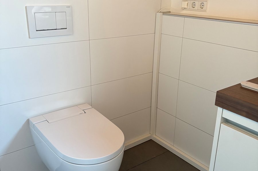Verlegung von Strom und Wasser zum Dusch-WC durch einen Kabelkanal