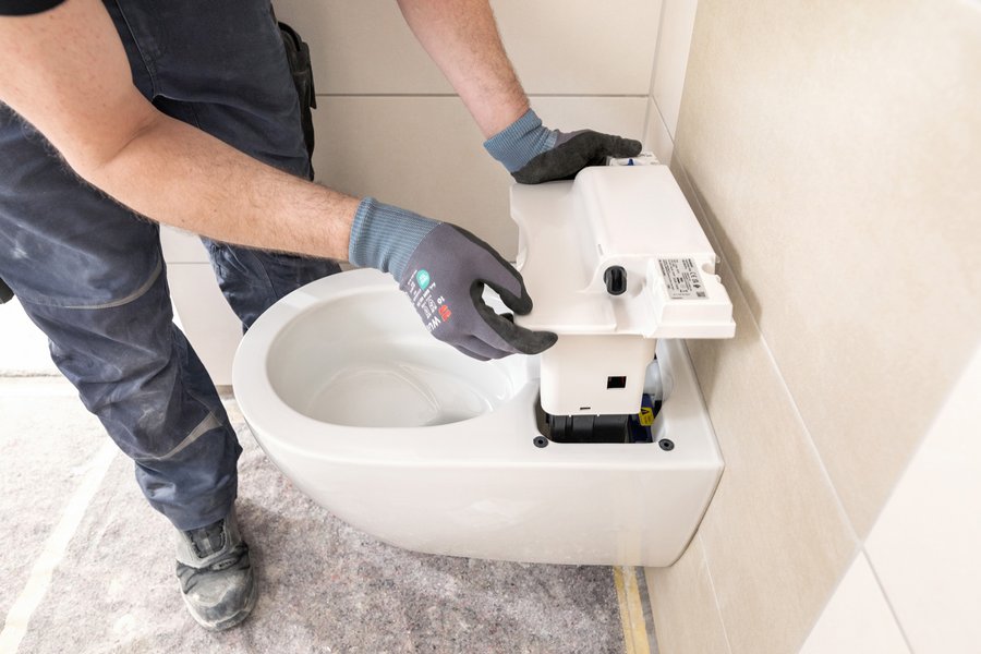 Einfache Montage des Dusch-WCs AquaClean von Geberit