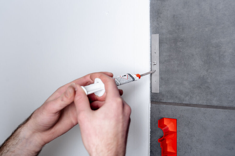 Anwendung von Glue forte von Kermi im Hinterspritzverfahren