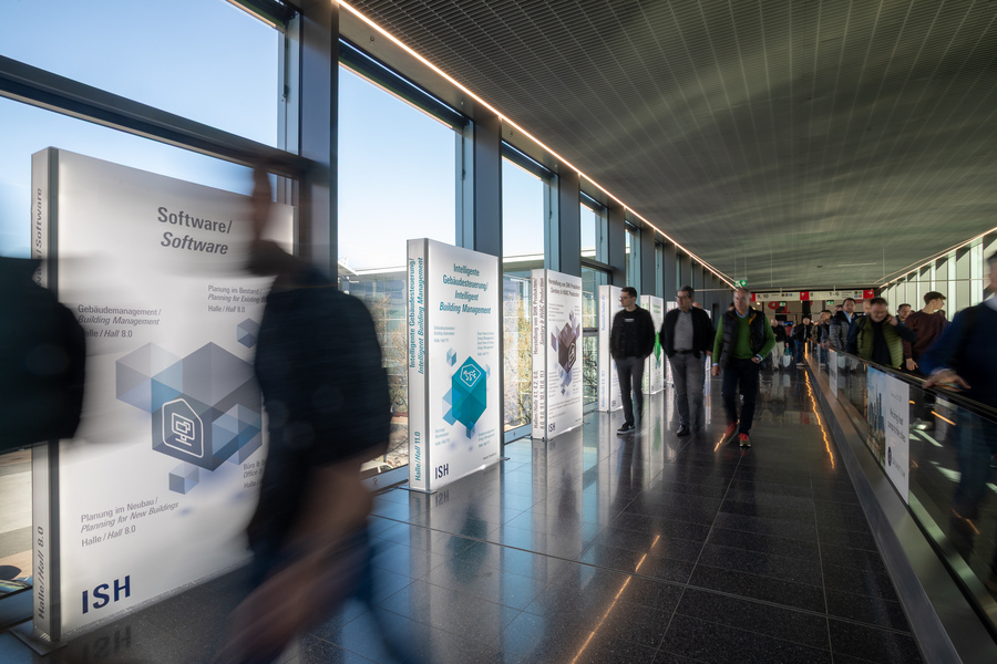 Messegang mit Werbetafeln für die Lösungsfelder der ISH 2025