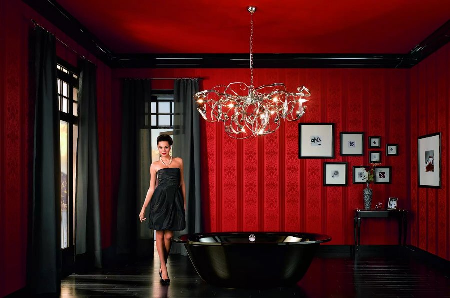 Extravagante Badezimmergestaltung mit roter Tapeten und schwarzen Sanitärprodukten von Kaldewei