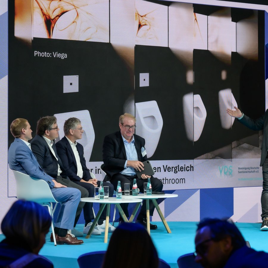 Anmoderation einer Gesprächsrunde im Vortragsprogramm Design Plaza auf der ISH 2025