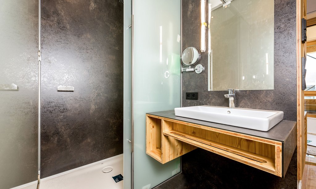 Tirol Lodge: Ein Bad aus Holz Tirol Lodge: Ein Bad aus Holz