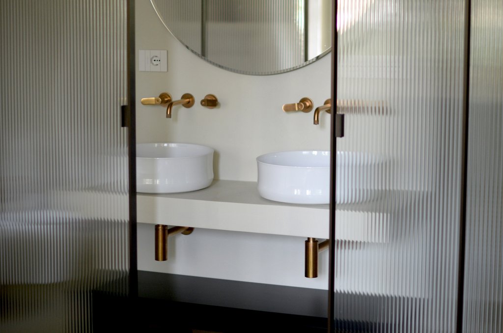 Schiebetüren trennen das Bad von Schlafzimmer