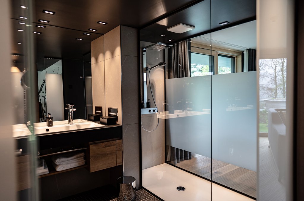 Badezimmer im Hotel Luisenhöhe mit Duschen von hansgrohe