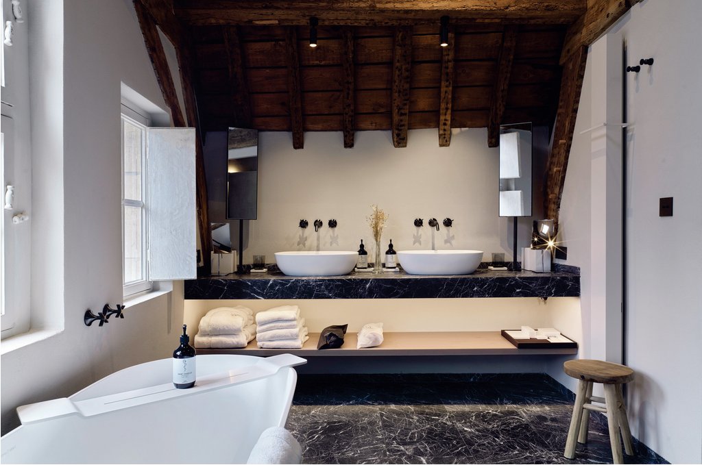 Vaia-Armaturen in Dark Platinum gebürstet mit Kreuzgriffen im Spa-Bereich des Botanic Sanctuary Antwerp Hotels