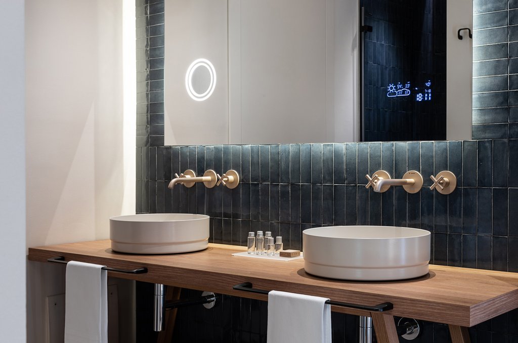 Badezimmer der Green Lodges des Resort- und Spa-Hotels Terme Preistoriche mit Waschtischschale Nueva von Kaldewei